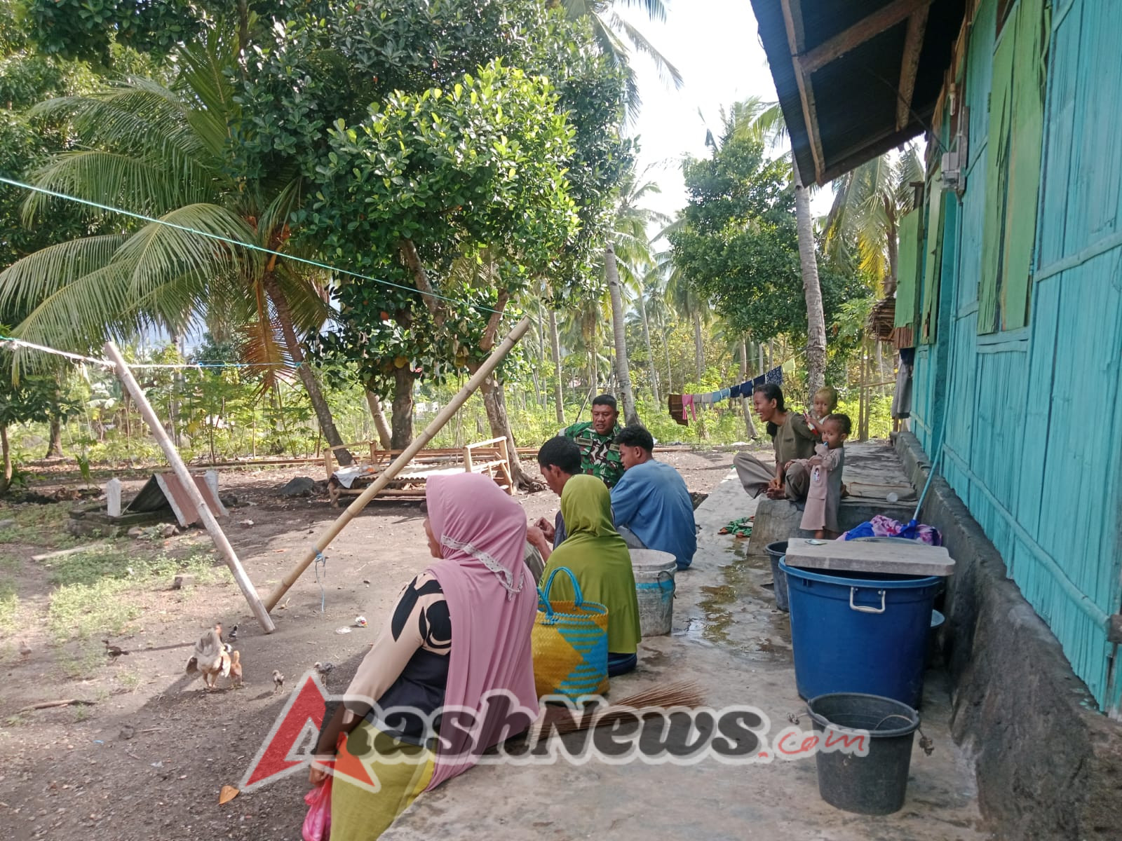 Komsos dan Pamwil Babinsa Ende Utara Tingkatkan Keamanan dan Solidaritas Masyarakat