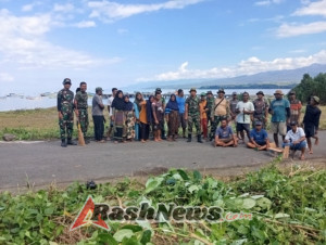 Babinsa Koramil 1612-03/Borong Turun Tangan Bersama Warga Rawat Lingkungan Pantai Ndora
