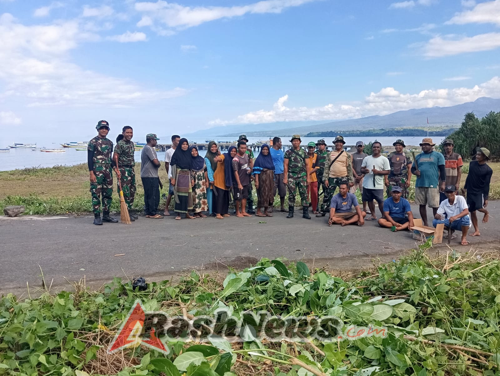 Babinsa Koramil 1612-03/Borong Turun Tangan Bersama Warga Rawat Lingkungan Pantai Ndora