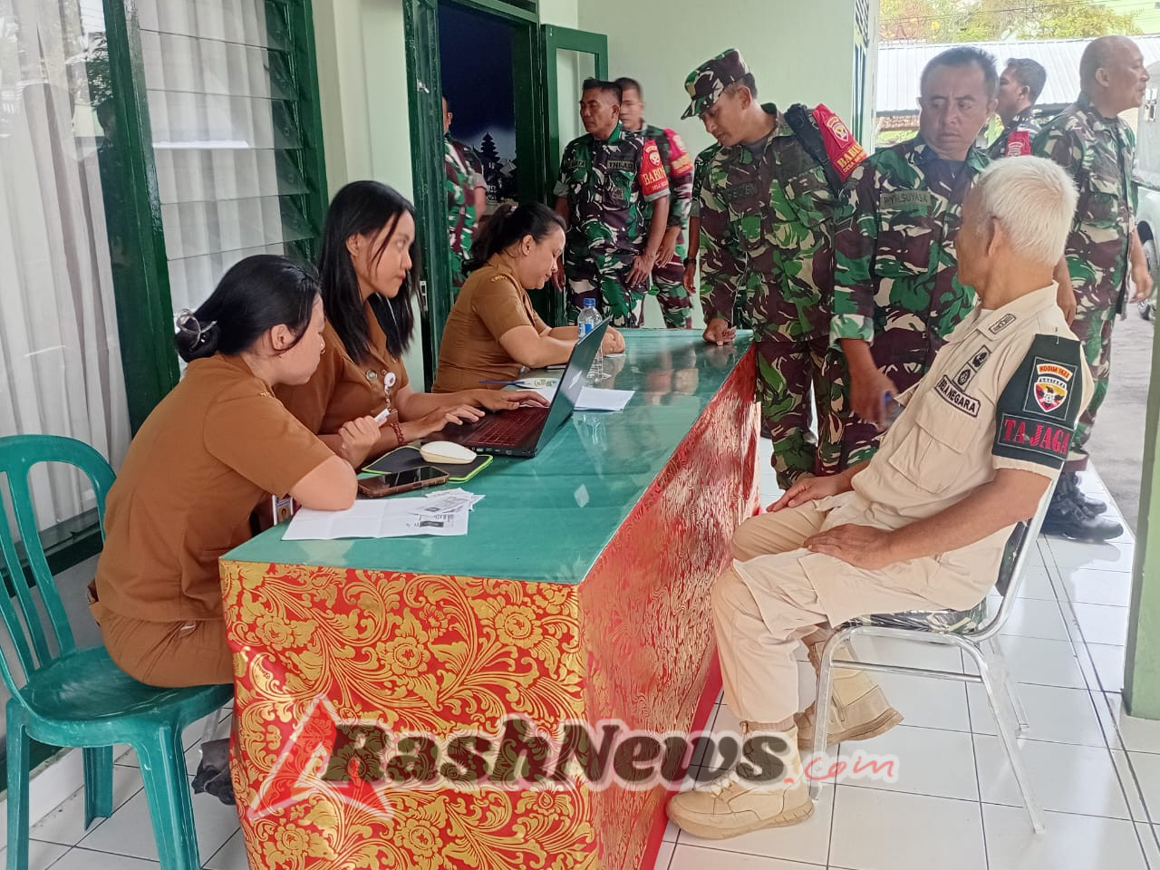 Pantau kondisi kesehatan, Personil jajaran Kodim 1623/Karangasem mengikuti pemeriksaan gratis tahap II.