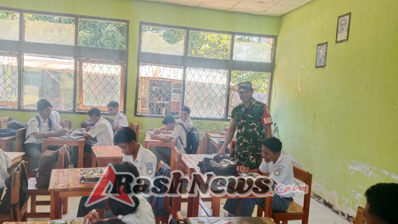 Babinsa Koramil 01/Ba’a Dampingi Program Makan Bergizi Gratis di 17 Sekolah Rote Ndao