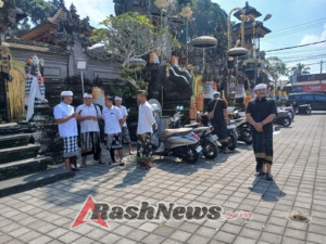 Babinsa Bebalang Hadir Pastikan Puncak Piodalan Pura Puseh Penataran Bale Agung Berjalan Lancar