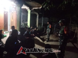 Patroli Malam Sabtu, Babinsa dan Aparat Desa Awasi Pemukiman dan Tongkrongan Anak Muda