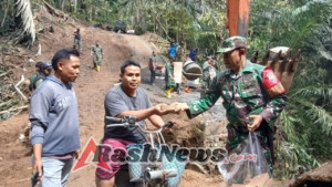 Babinsa Koramil Narmada Bagikan 80 Kotak Makan ke Warga