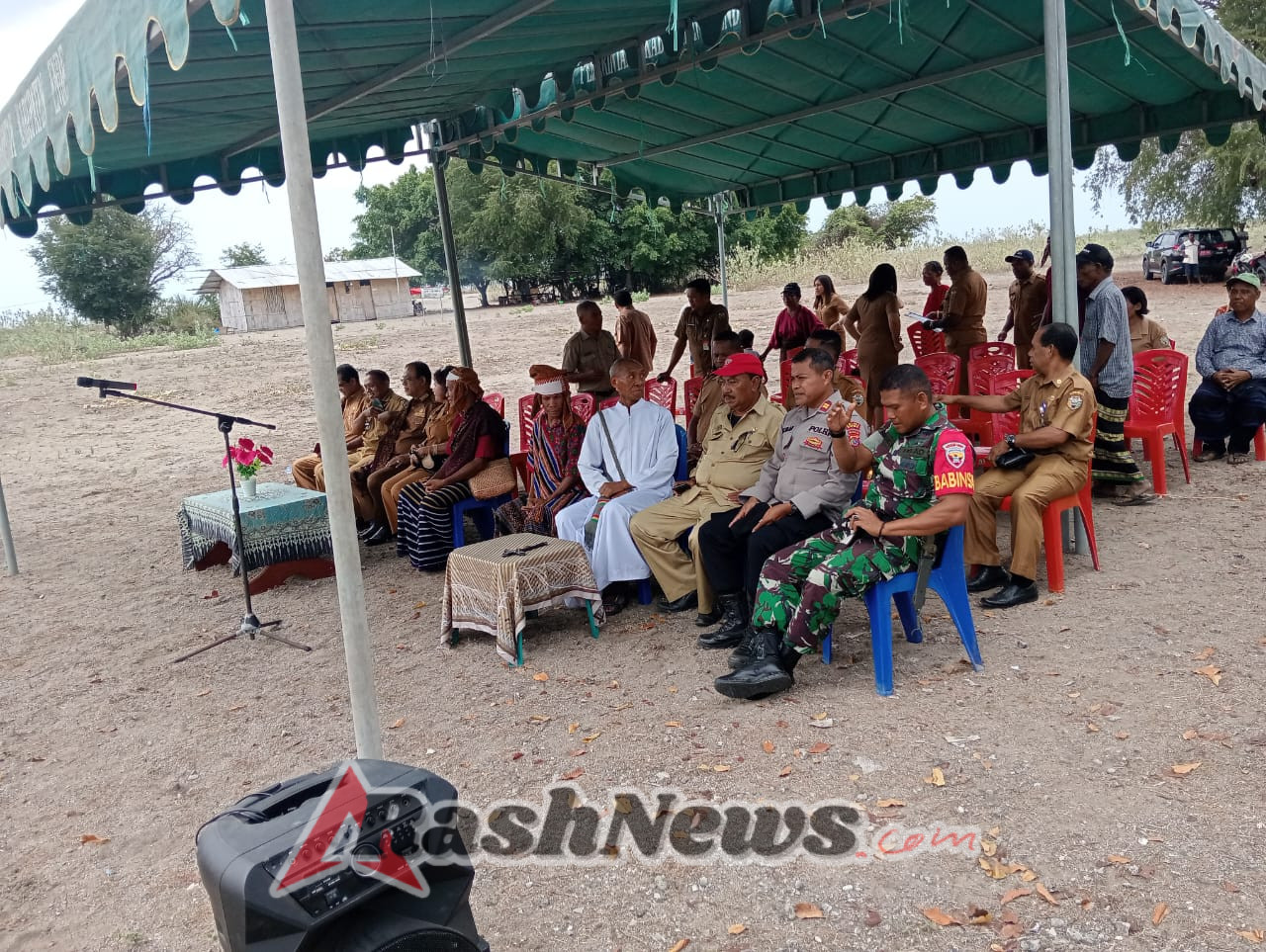 Babinsa Koramil 1602-04/Maurole Terlibat Aktif dalam Pembangunan Infrastruktur Pendidikan di Ende
