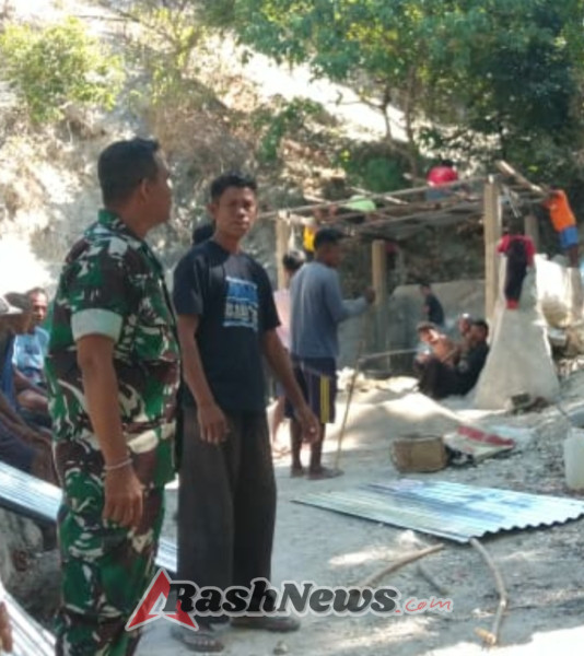 Monitoring Wilayah, Babinsa Pantai Baru Dorong Warga Fatelilo Perkuat Gotong Royong