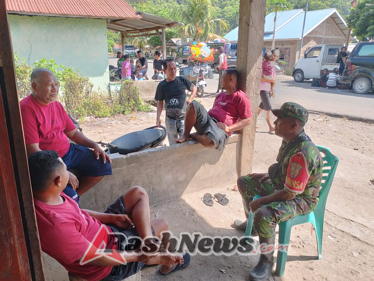 Bangun Kedekatan dan Kepercayaan, Babinsa Ende Giatkan Komsos di Desa Rangalaka