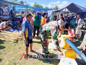 Babinsa Tabundung Laksanakan Komsos dan Pantau Stabilitas Harga di Pasar Tradisional