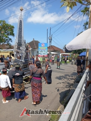 Berikan rasa aman dan nyaman, Babinsa 1623-07/Bebandem amankan upacara Ngaben.