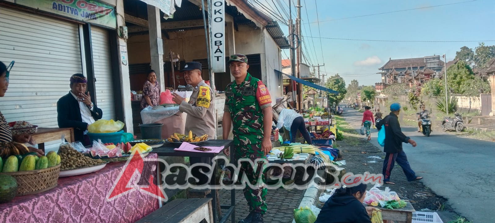 Kebersamaan Aparat Desa, TNI, dan Polri Ciptakan Kenyamanan Warga di Pasar Tembuku