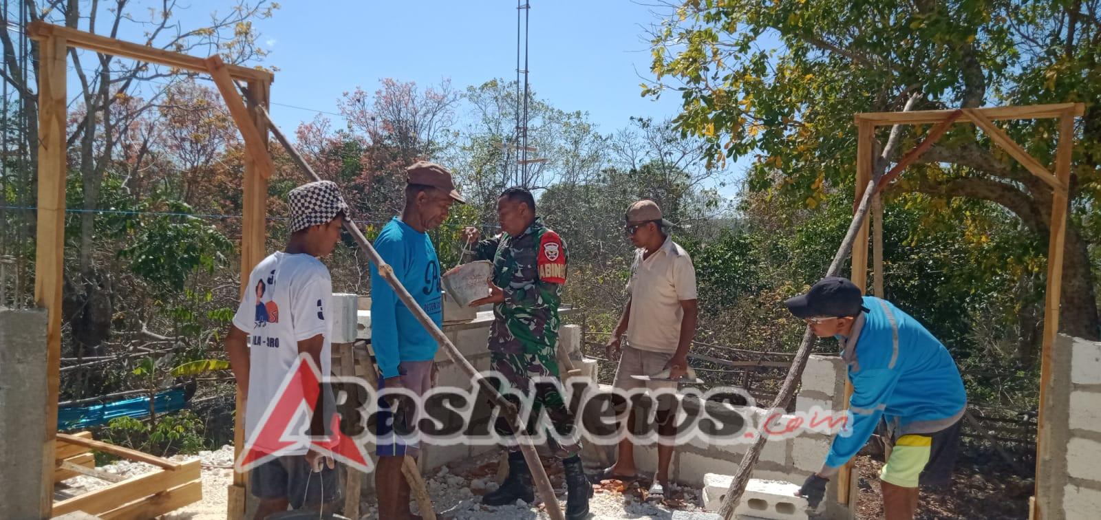 Babinsa Kelurahan Mokdale Ajak Warga Gotong Royong Bangun Rumah Warga