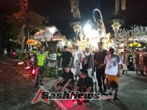 Pengamanan Terpadu Babinsa dan Pecalang Pastikan Upacara Tumpek Landep di Petulu Aman