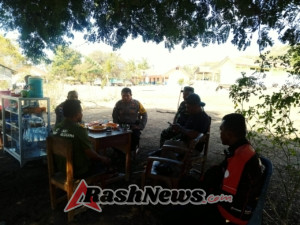 Kebersamaan Babinsa Afoan Dengan Polsek Naikliu Tingkatkan Ketertiban