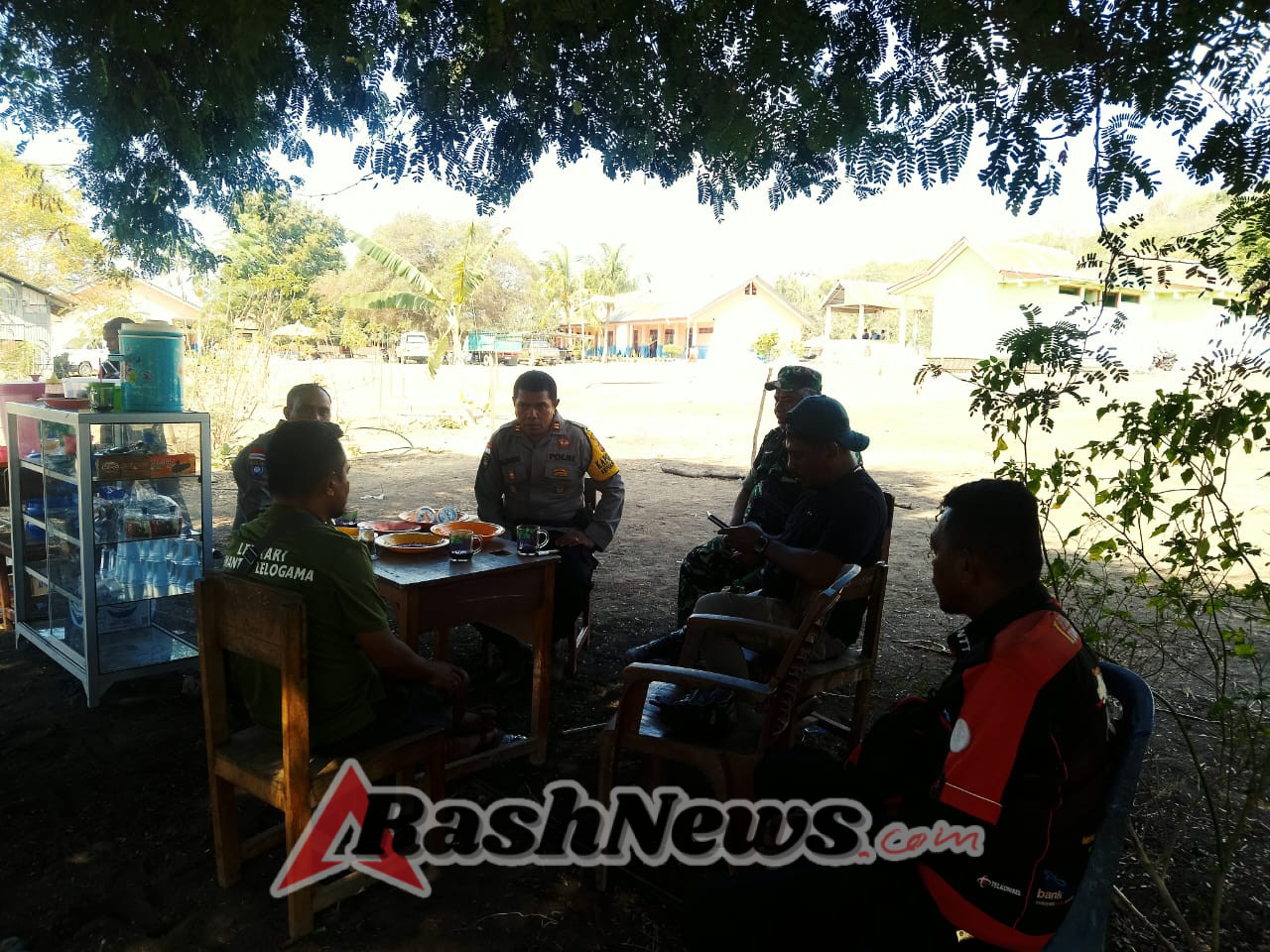 Kebersamaan Babinsa Afoan Dengan Polsek Naikliu Tingkatkan Ketertiban