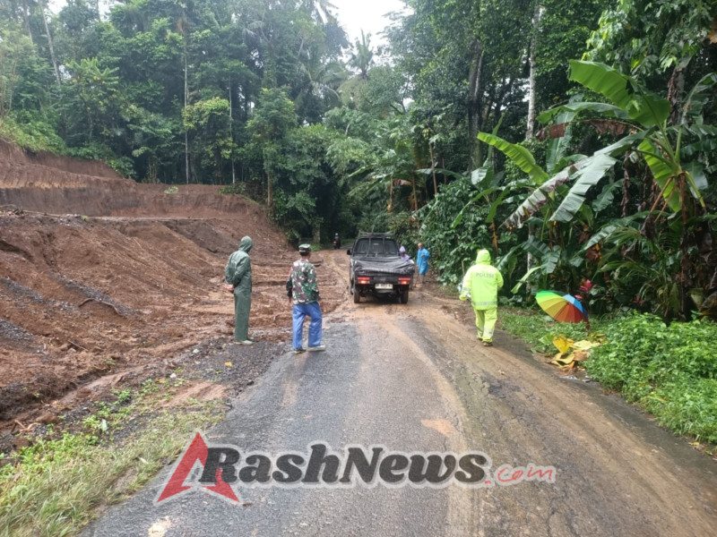 Tanggap Darurat, Babinsa Koramil 1626-02/Susut Turun Langsung Bantu Atasi Bencana Alam