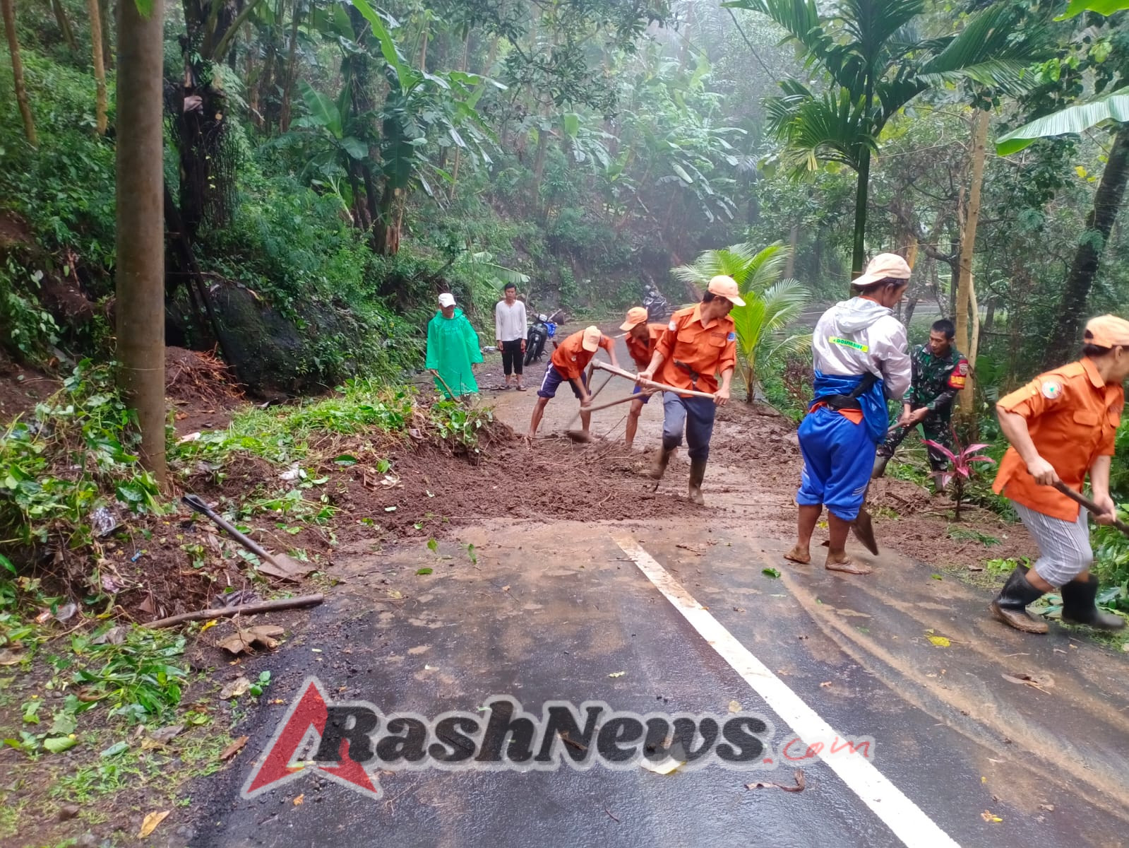 Evakuasi Senderan Pura Longsor Tutup Badan Jalan, Babinsa Besan Hadir Berikan Solusi