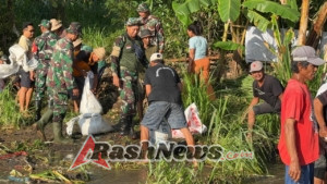 Kemanunggalan TNI-Rakyat, Perbaikan Irigasi di Desa Pering Dilakukan Gotong Royong