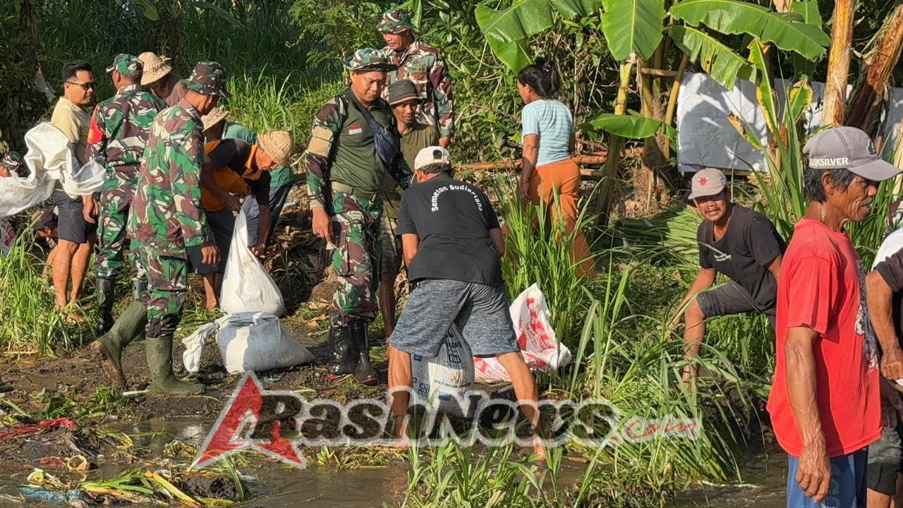 Kemanunggalan TNI-Rakyat, Perbaikan Irigasi di Desa Pering Dilakukan Gotong Royong