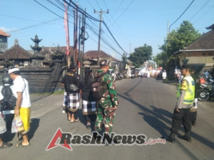 Babinsa 1623-06/Selat bersama anggota Polsek amankan upacara keagamaan.