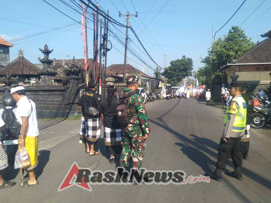 Babinsa 1623-06/Selat bersama anggota Polsek amankan upacara keagamaan.