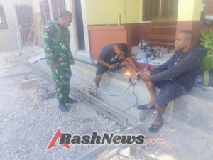 Kebersamaan Babinsa Baumata Dukung Pembangunan Infrastruktur Desa Baumata