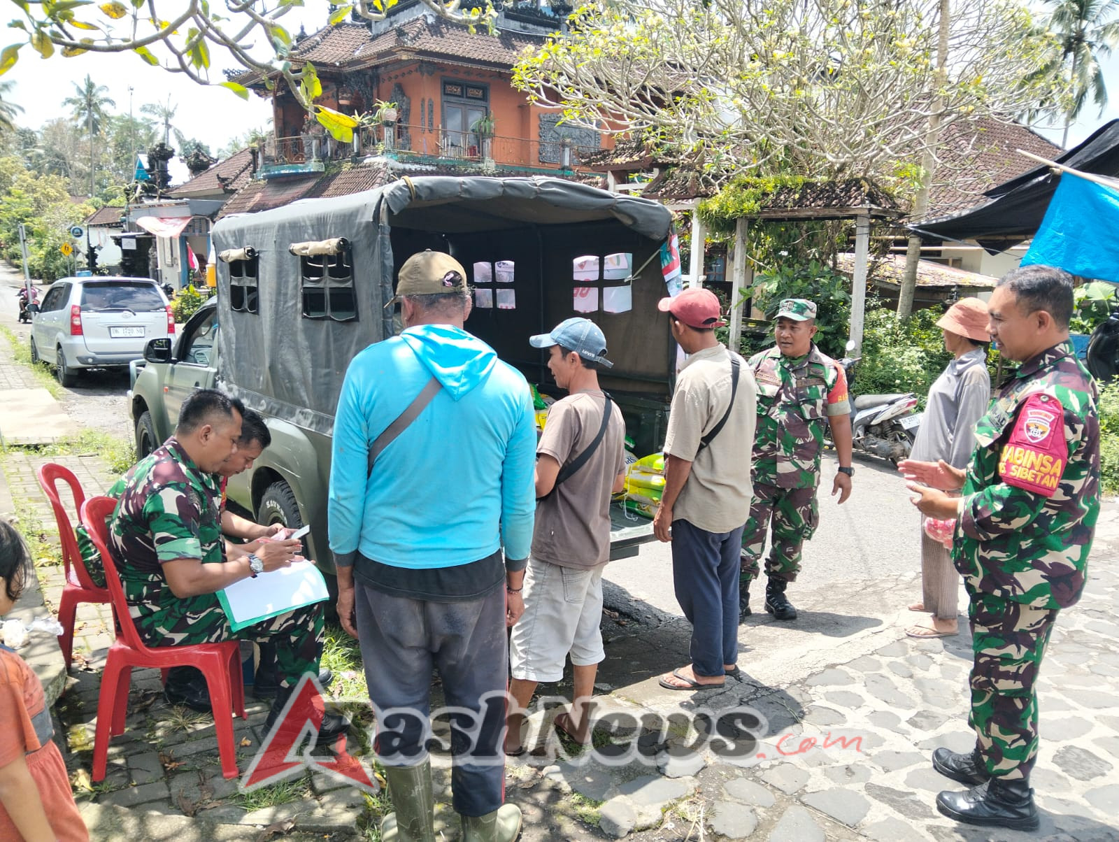 Koramil jajaran Kodim 1623/Karangasem laksanakan penjualan beras SPHP di Pasar tradisional dalam rangka HUT TNI ke-80.