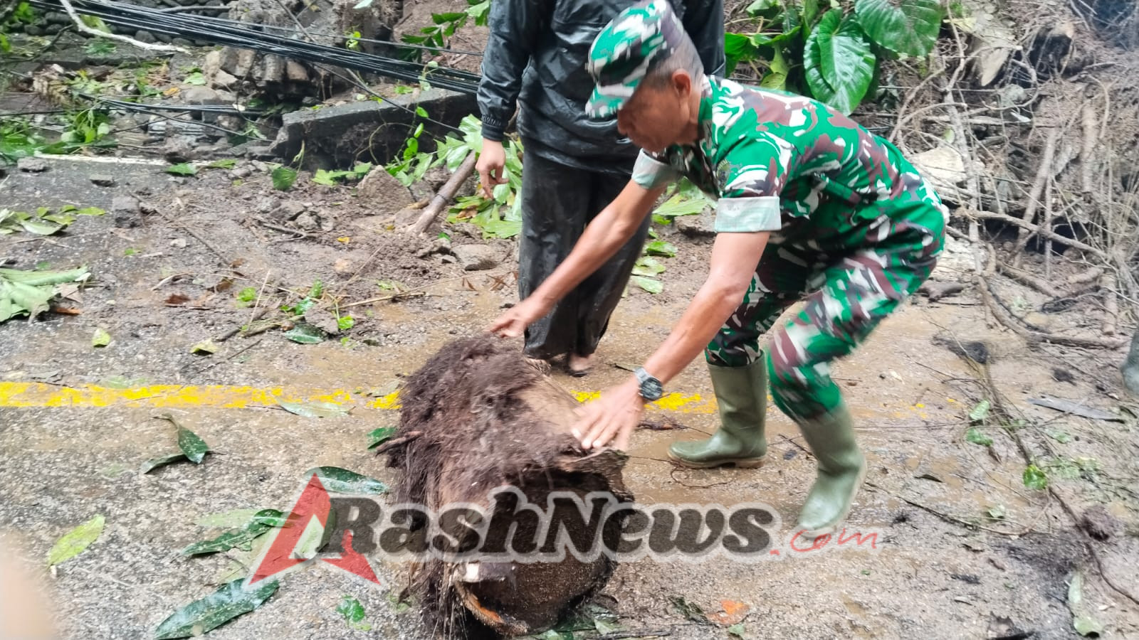 Koramil Ubud Wujudkan Kepedulian dengan Terjun Bantu Penanganan Bencana Longsor