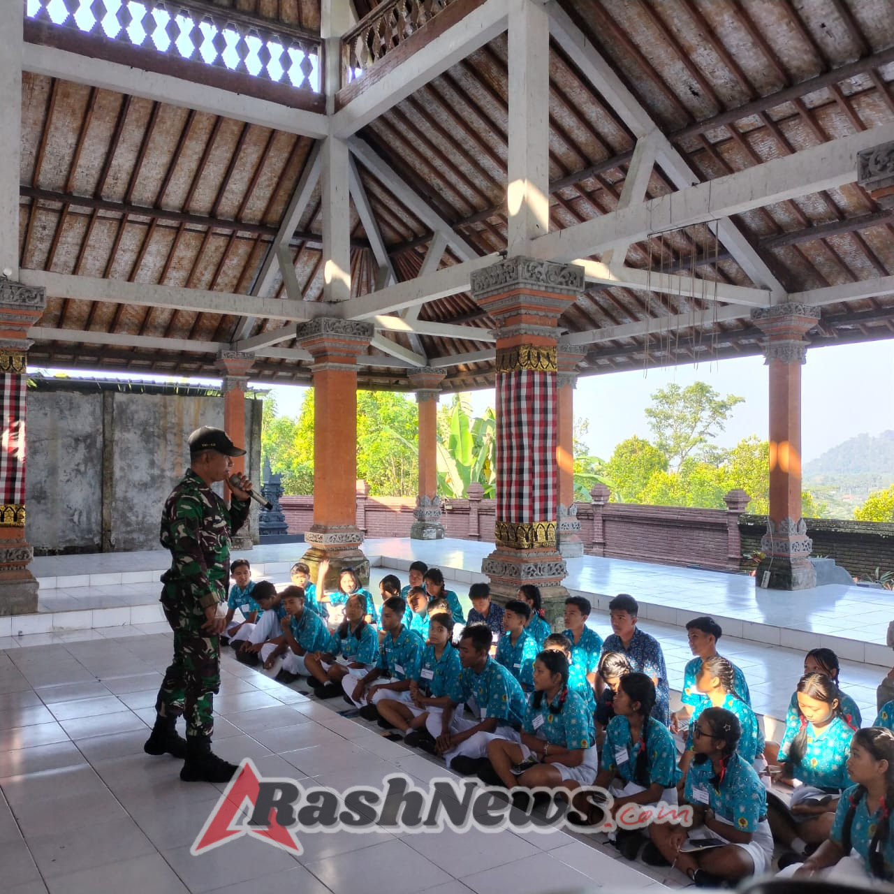Tanamkan disiplin sejak dini, Anggota Koramil 1623-04/Sidemen latihkan PBB siswa-siswi SMA Negeri 1 Sidemen.