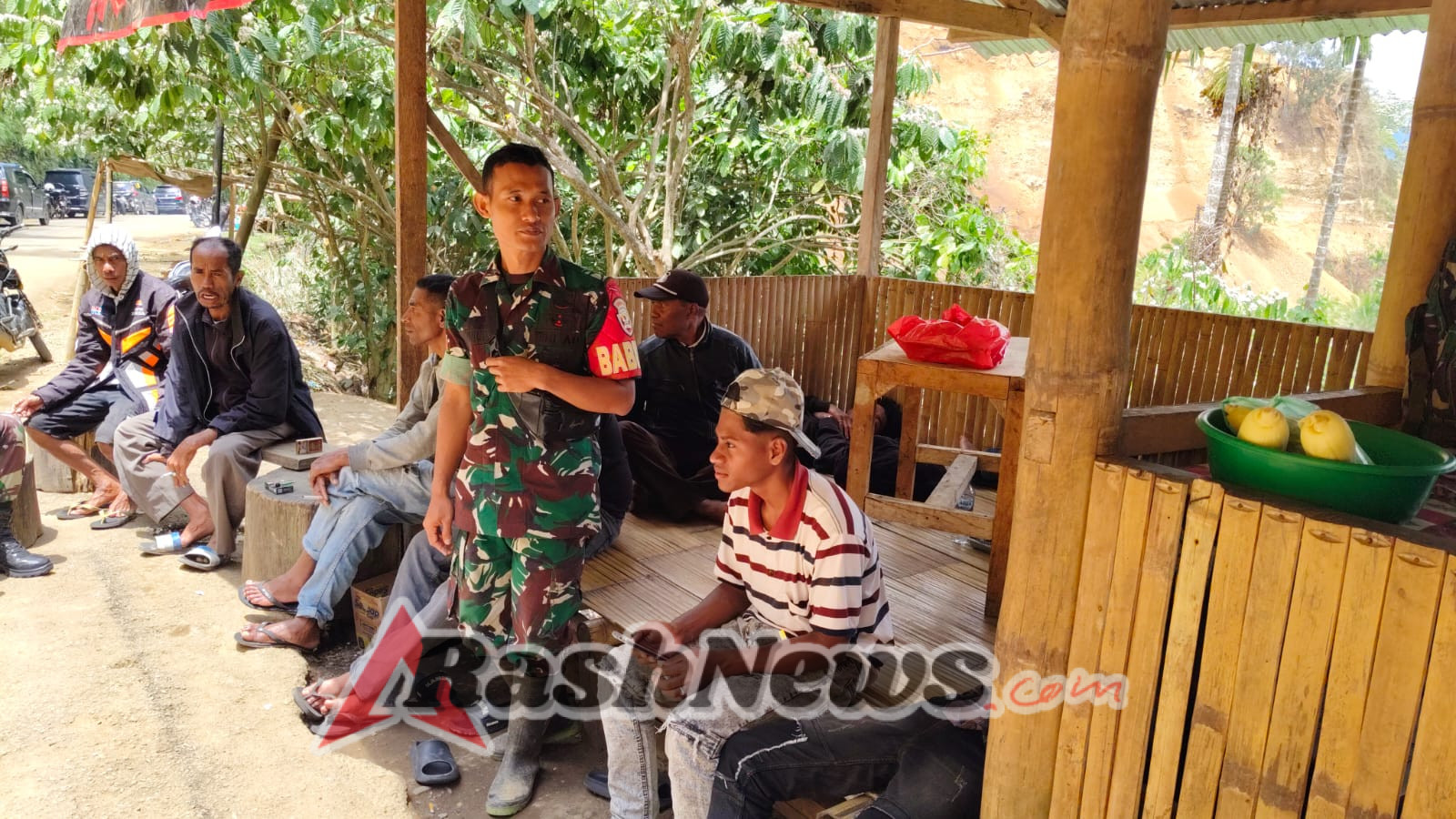 Babinsa Koramil 1602-04/Maurole Perkuat Kemanunggalan TNI-Rakyat Lewat Komsos