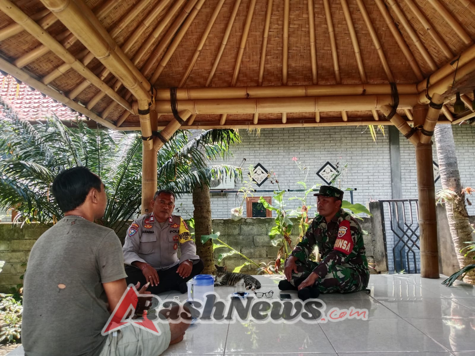 Sinergi TNI-Polri di Pejarakan: Babinsa dan Bhabinkamtibmas Jalin Keakraban dengan Warga