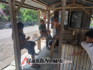 Komsos Santai di Warung, Babinsa Detusoko Jaga Keamanan Wilayah Binaan