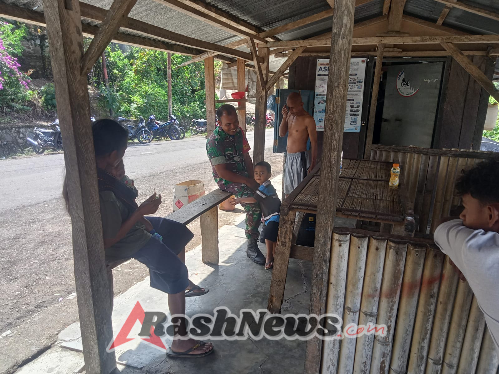 Komsos Santai di Warung, Babinsa Detusoko Jaga Keamanan Wilayah Binaan