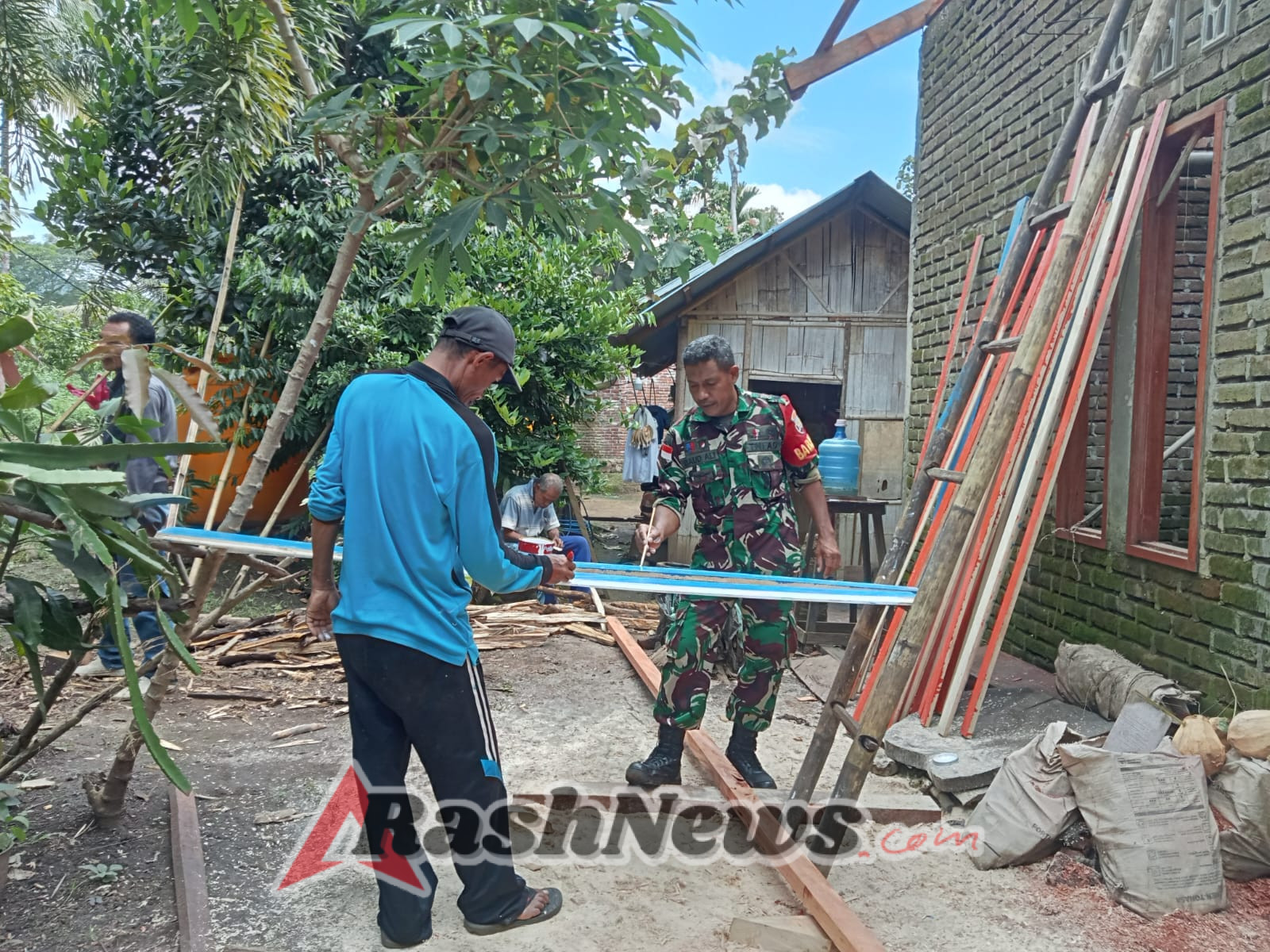 Babinsa Ramil 1624-02/Adonara Ikut Gotong Royong Bangun Rumah Warga