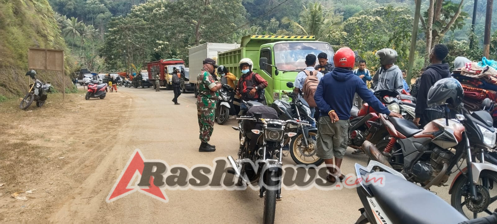 Babinsa Ende Kawal Kelancaran Arus Lalu Lintas di Portal Buka Tutup Desa Dile