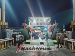 Babinsa Koramil 1627-02/PB Kawal Bongkar Muatan KM Garda Maritim 3 di Pelabuhan Pantai Baru