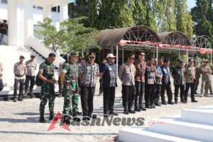 Dandim 1601/Sumba Timur Terjun ke Lapangan Amankan Jalannya Aksi Unras Warga