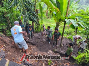 Koramil 1623-05/Manggis bersama anggota Subak Selumbung tangani material longsor yang menutup saluran irigasi.