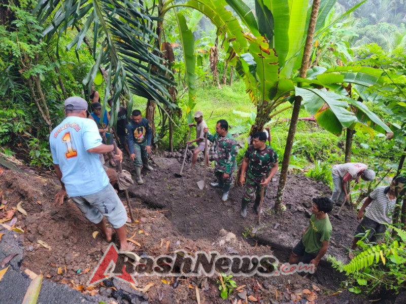 Koramil 1623-05/Manggis bersama anggota Subak Selumbung tangani material longsor yang menutup saluran irigasi.