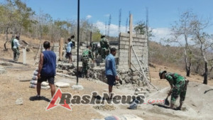 Satgas Pamtas Perkuat Kepedulian Sosial Lewat Pembuatan MCK di Desa A