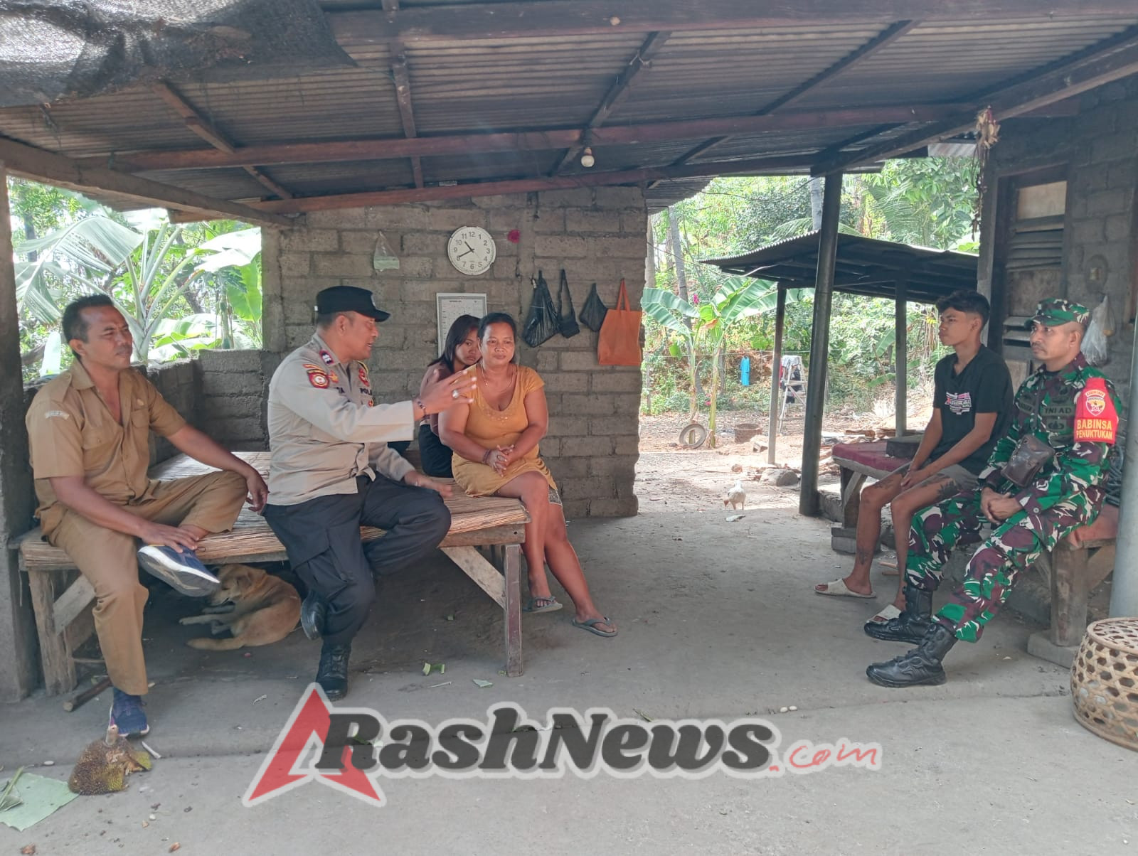 Babinsa dan Bhabinkamtibmas Penuktukan Tingkatkan Kewaspadaan Lewat Komunikasi Sosial ke Rumah Warga