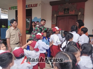 Pemberian Makan Sehat Gratis di SDN 8 Dajan Peken, Babinsa Pastikan Keamanan dan Kelancaran