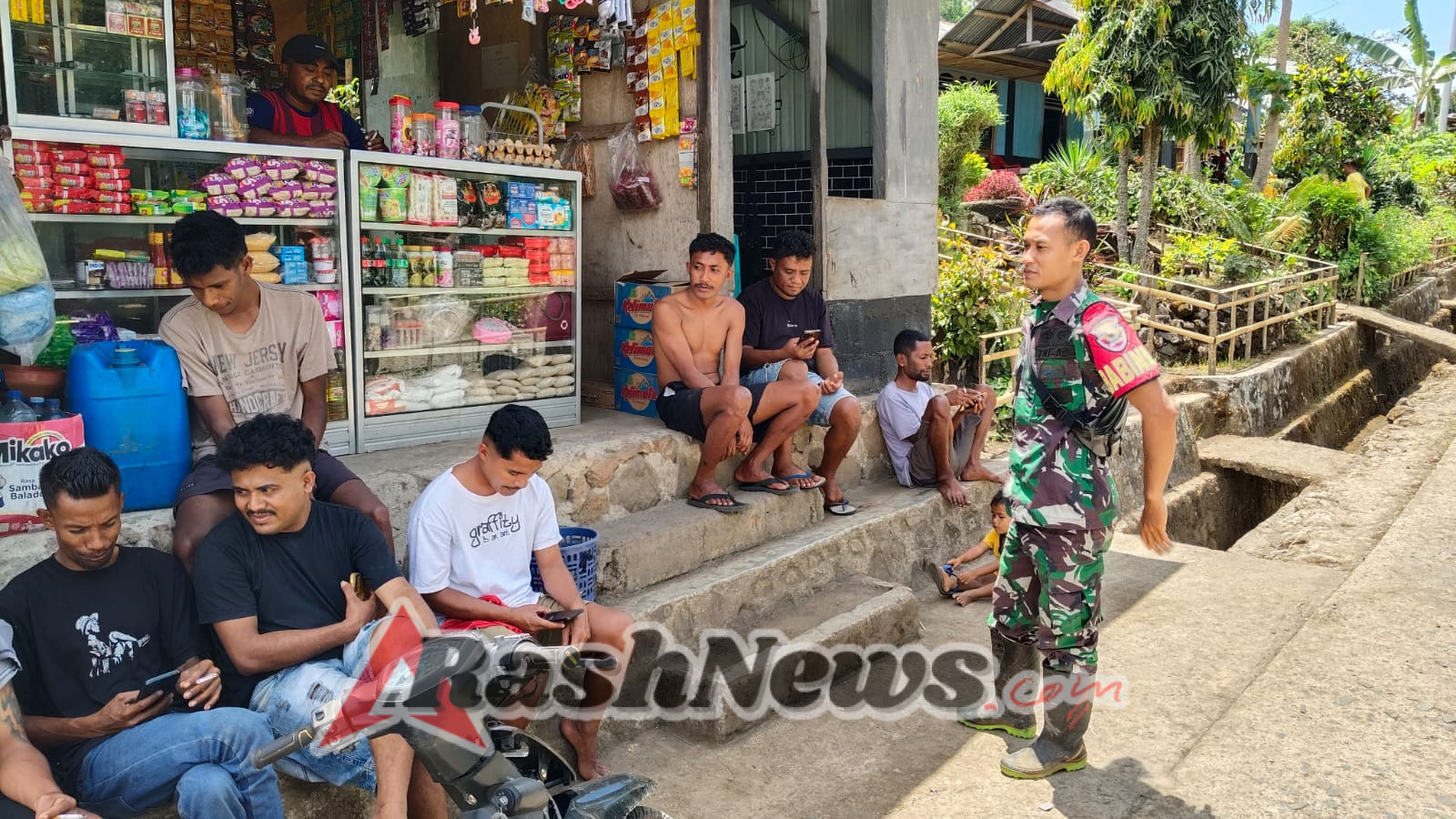 Babinsa Koramil Maurole Turun ke Desa, TNI Hadir Jaga Stabilitas Wilayah Detukeli