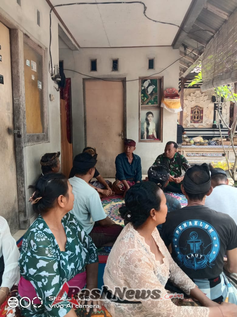 Kuatkan Tali Persaudaraan Bersama Warga Binaan, Babinsa Bungbungan Melayat ke Rumah Duka Warga