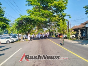 Sinergitas Sukseskan Upacara Keagamaan, Babinsa Pikat kawal Ketat Upacara Nganyud Dusun Intaran Buug Ke  Pura Segare Goa Lawah