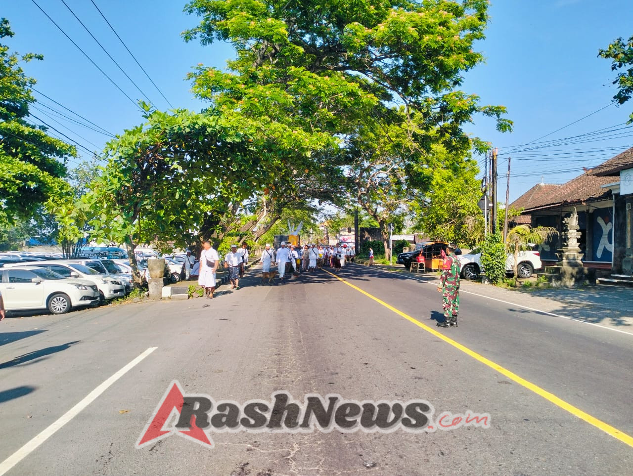Sinergitas Sukseskan Upacara Keagamaan, Babinsa Pikat kawal Ketat Upacara Nganyud Dusun Intaran Buug Ke  Pura Segare Goa Lawah