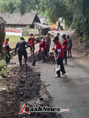 Timbun jalan berlubang, Babinsa Peringsari bersama staf Kecamatan dan aparatur Desa bersinergi melaksanakan gotong royong.