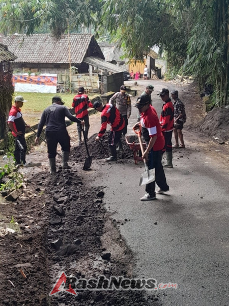 Timbun jalan berlubang, Babinsa Peringsari bersama staf Kecamatan dan aparatur Desa bersinergi melaksanakan gotong royong.