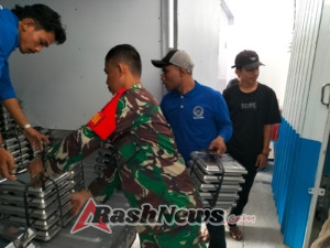 Menu Bergizi Berisi Sandwich dan Susu Diberikan untuk Siswa di Kelurahan Tanjung