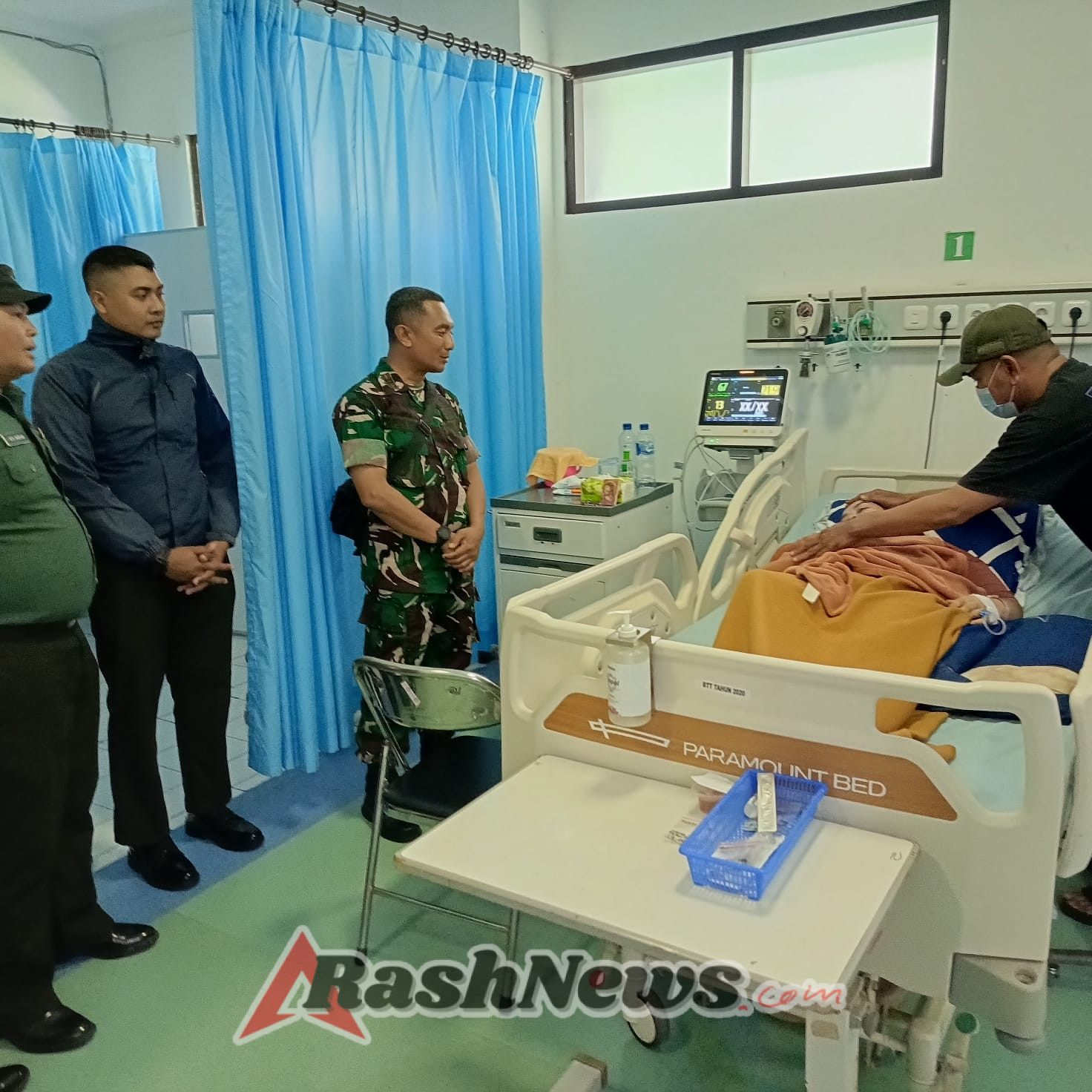 Pimpin Jenguk Istri Anggota Sakit, Lettu Putu Agus Sampaikan Doa Dan Motivasi,