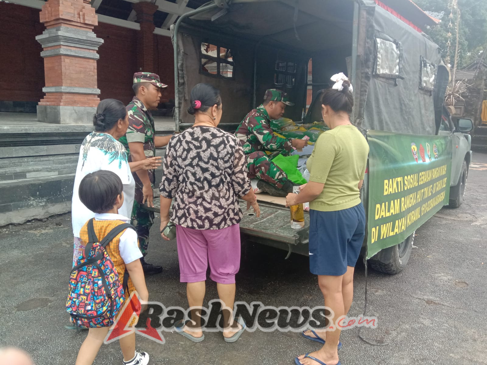 Bhakti Sosial GPM HUT TNI Ke 80  Koramil Banjarangkan Diserbu Warga Tohpati